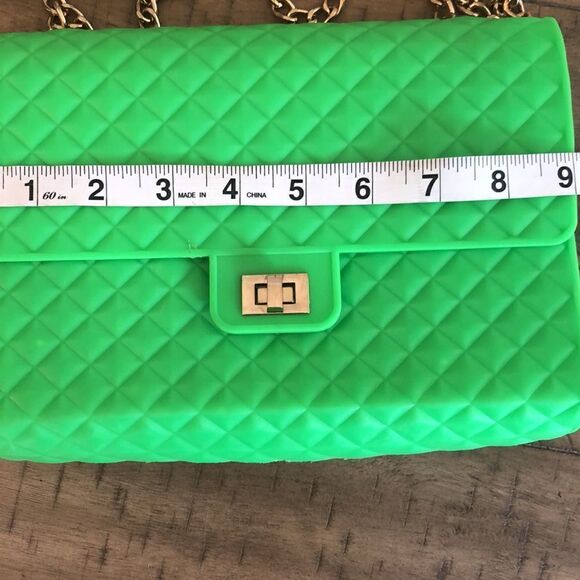 Up cycled ♻️ Neon Green Quilt Look 👀 Purse Gold front clasp reused plastic♻️ - Picture 15 of 17